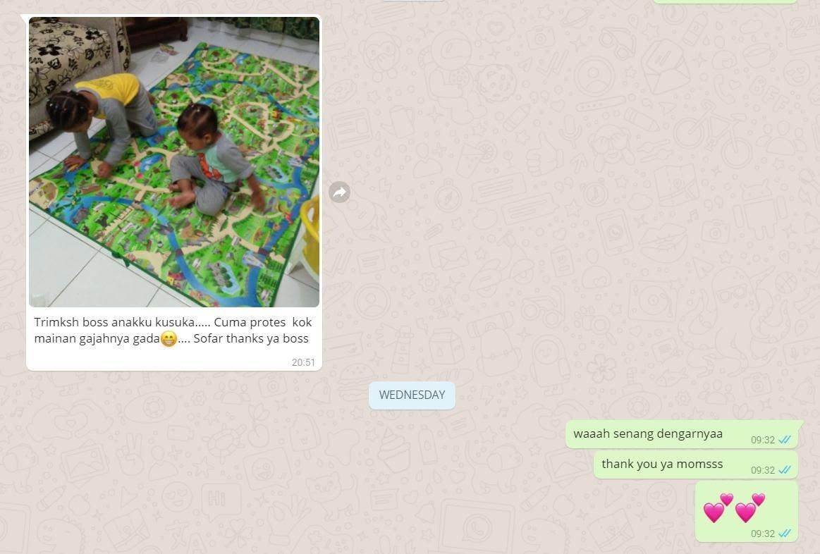 Dua anak bermain bersama di atas Smartz Matz