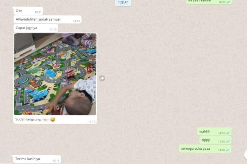 Screenshot testimonial pelanggan yang menerima paket dengan cepat dan langsung bermain